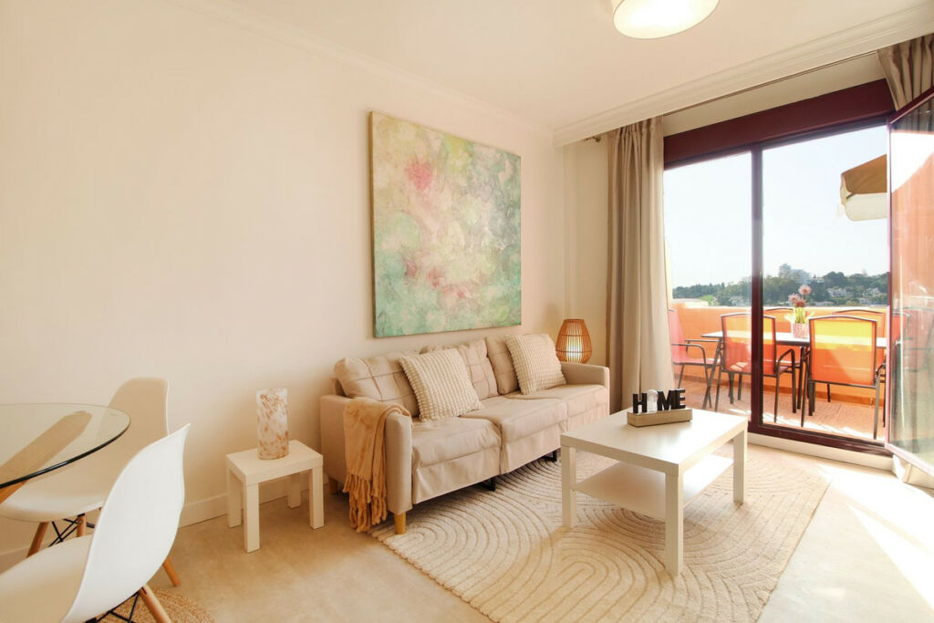 Middle Floor Apartment El Paraiso Málaga - image 3