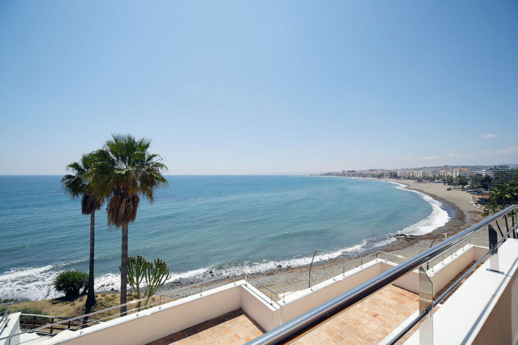 Middle Floor Apartment Estepona Málaga - image 3