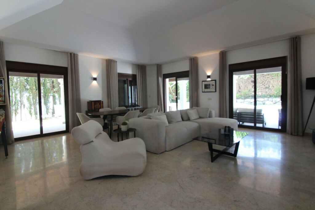 Detached Villa El Paraiso Málaga - image 3