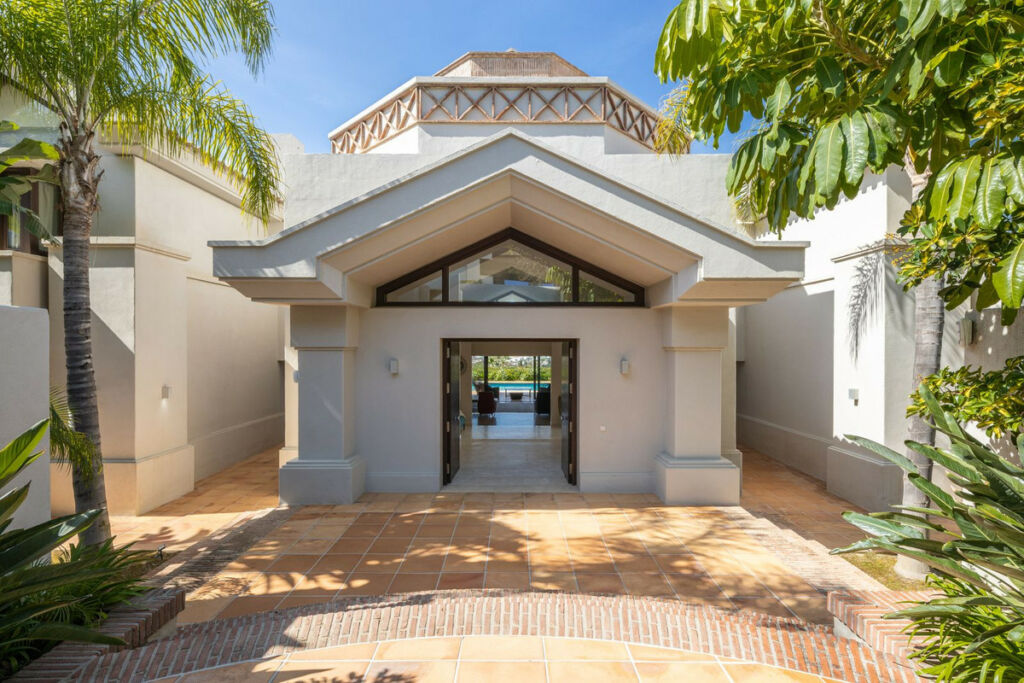 Detached Villa Los Flamingos Málaga - image 3