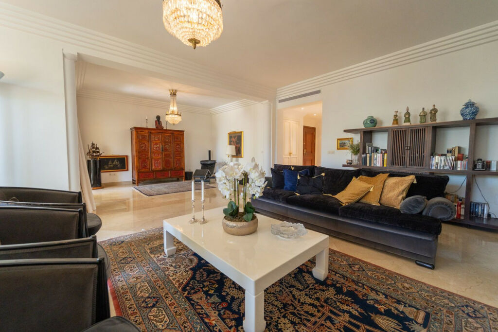 Middle Floor Apartment Nueva Andalucía Málaga - image 3