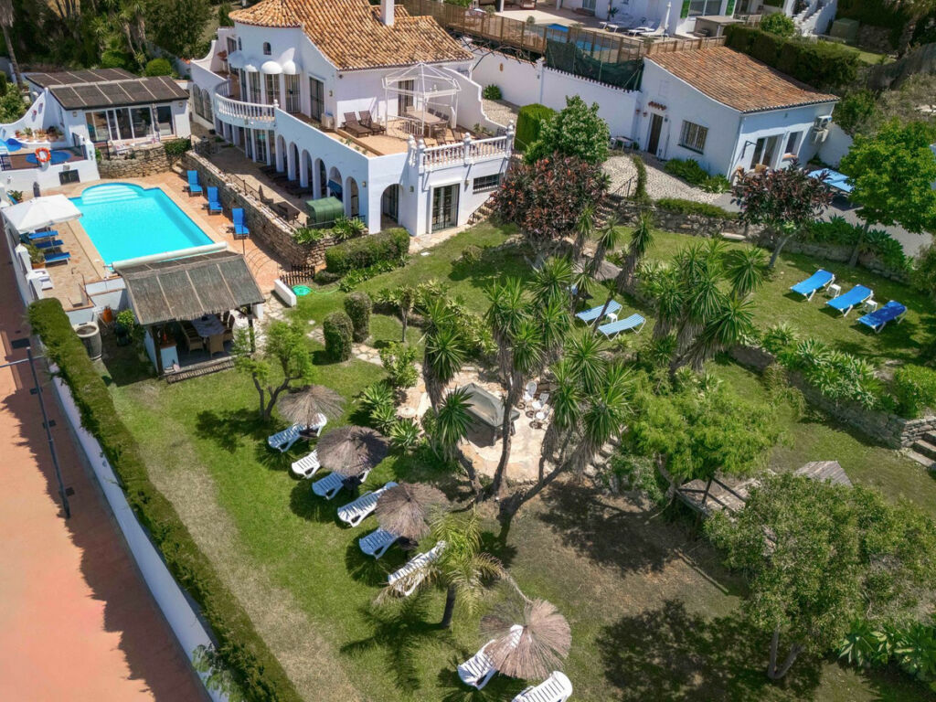 Detached Villa Estepona Málaga - image 4