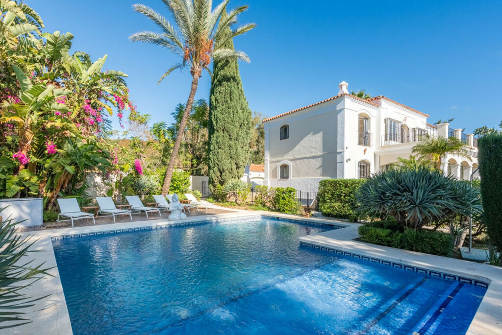 Detached Villa Nueva Andalucía Málaga - image 3