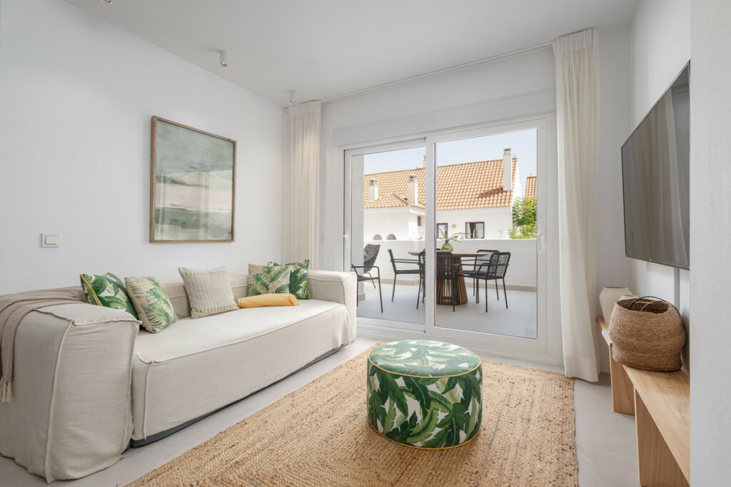 Middle Floor Apartment Nueva Andalucía Málaga - image 3