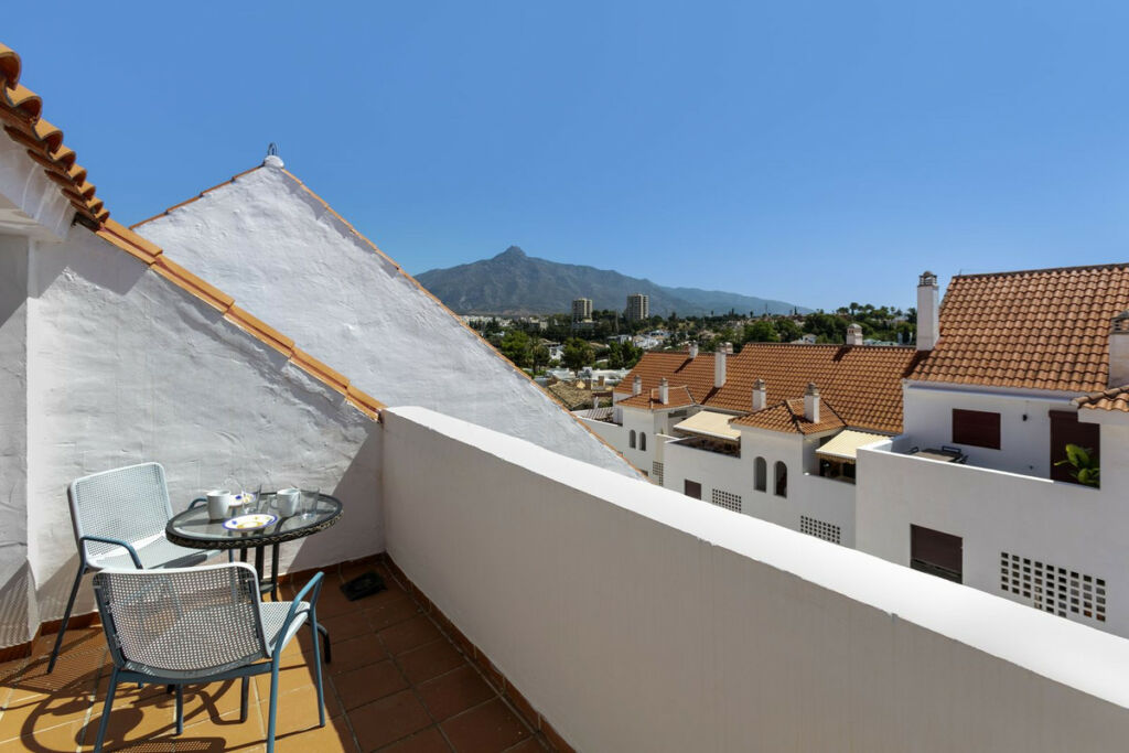 Top Floor Apartment Nueva Andalucía Málaga - image 3