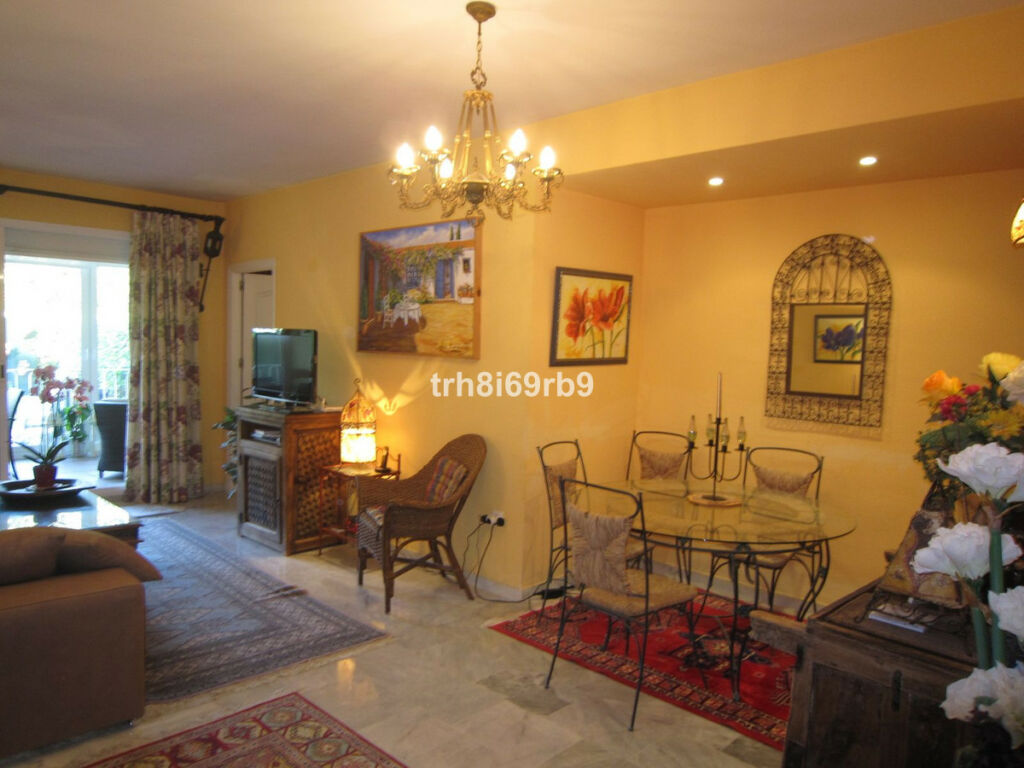 Ground Floor Apartment El Paraiso Málaga - image 3
