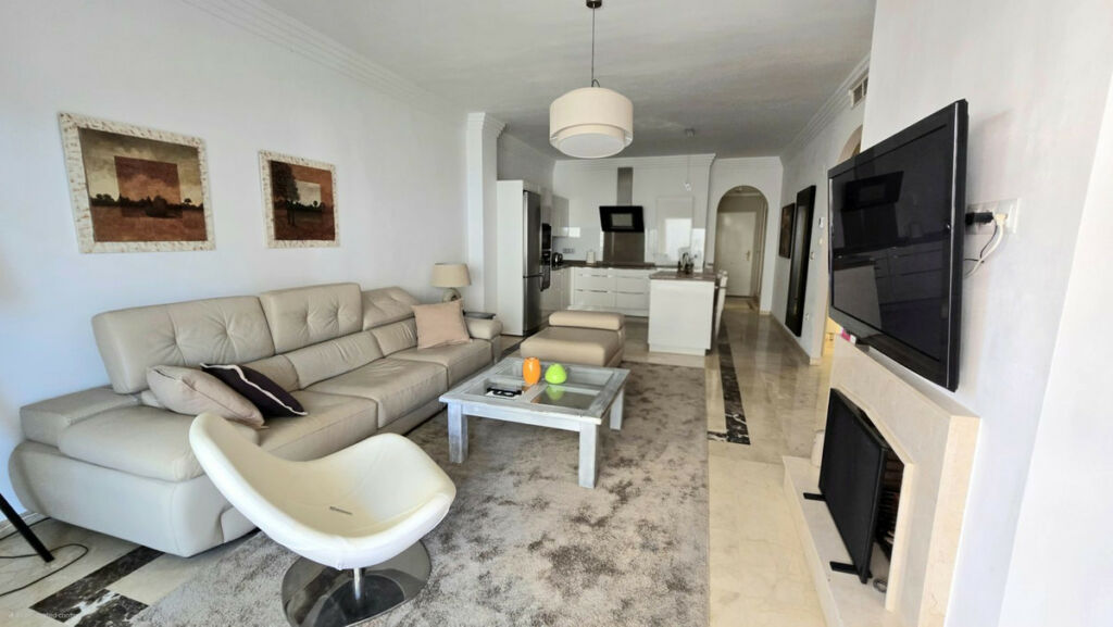 Middle Floor Apartment Aloha Málaga - image 4