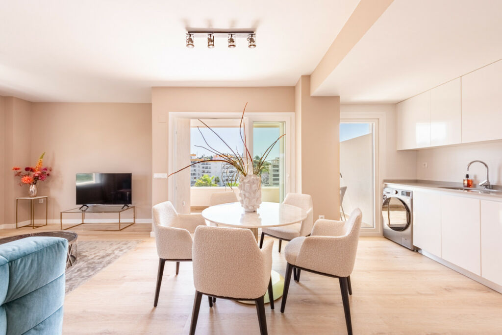 Middle Floor Apartment Nueva Andalucía Málaga - image 3