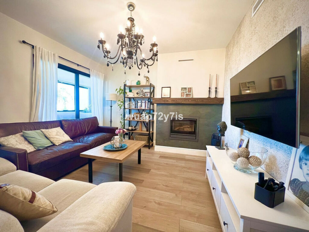 Middle Floor Apartment Estepona Málaga - image 3