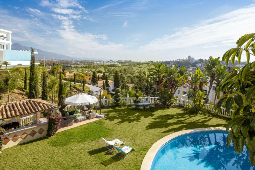 Detached Villa El Paraiso Málaga - image 3