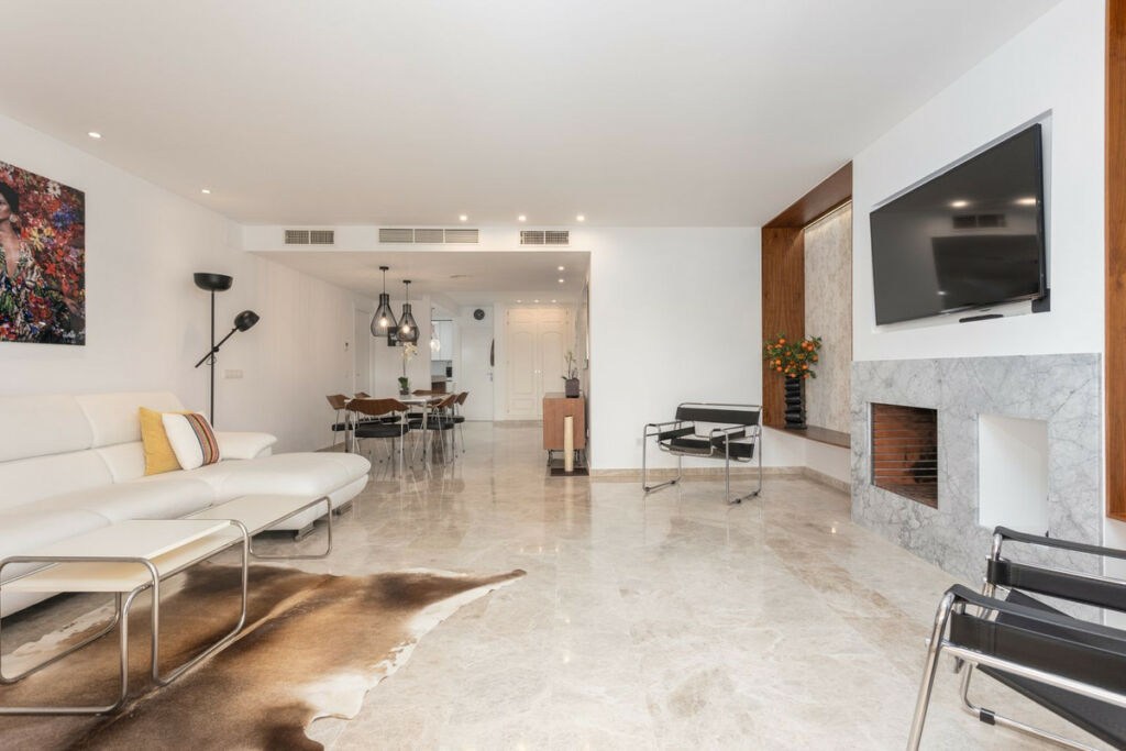 Middle Floor Apartment Nueva Andalucía Málaga - image 3
