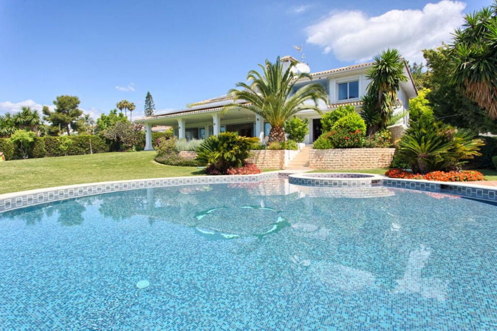 Detached Villa Nagüeles Málaga - image 3