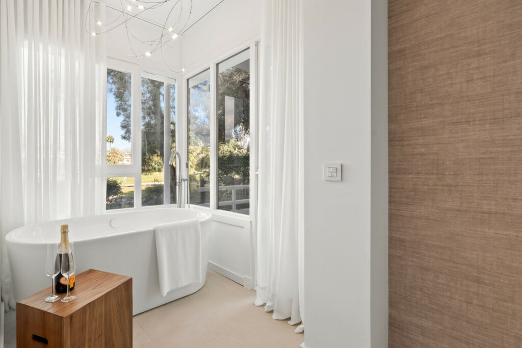 Middle Floor Apartment Nueva Andalucía Málaga - image 3