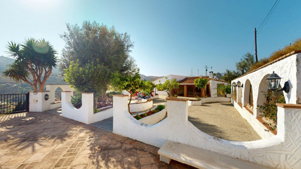 Detached Villa La Viñuela Málaga - image 3