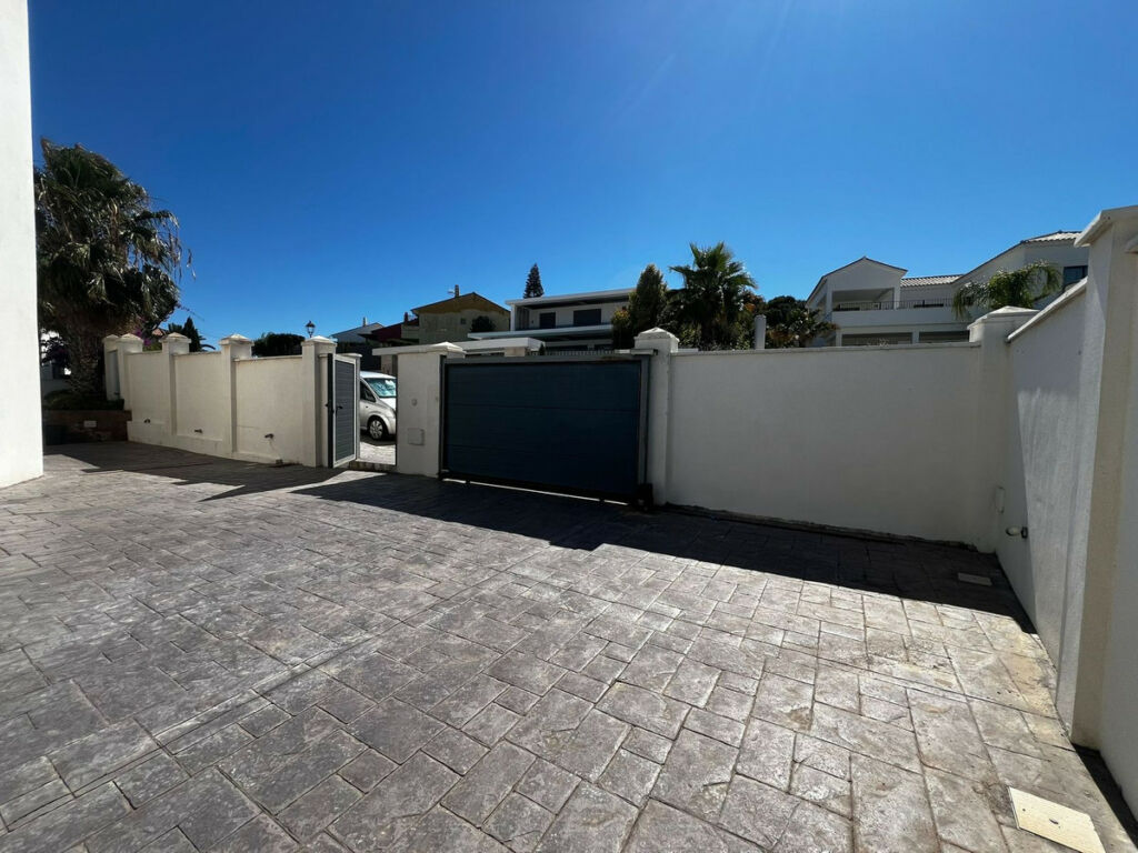 Detached Villa Estepona Málaga - image 3