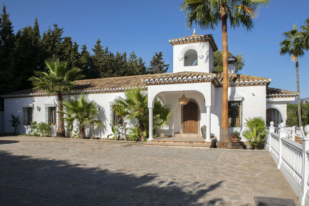 Detached Villa Estepona Málaga - image 31