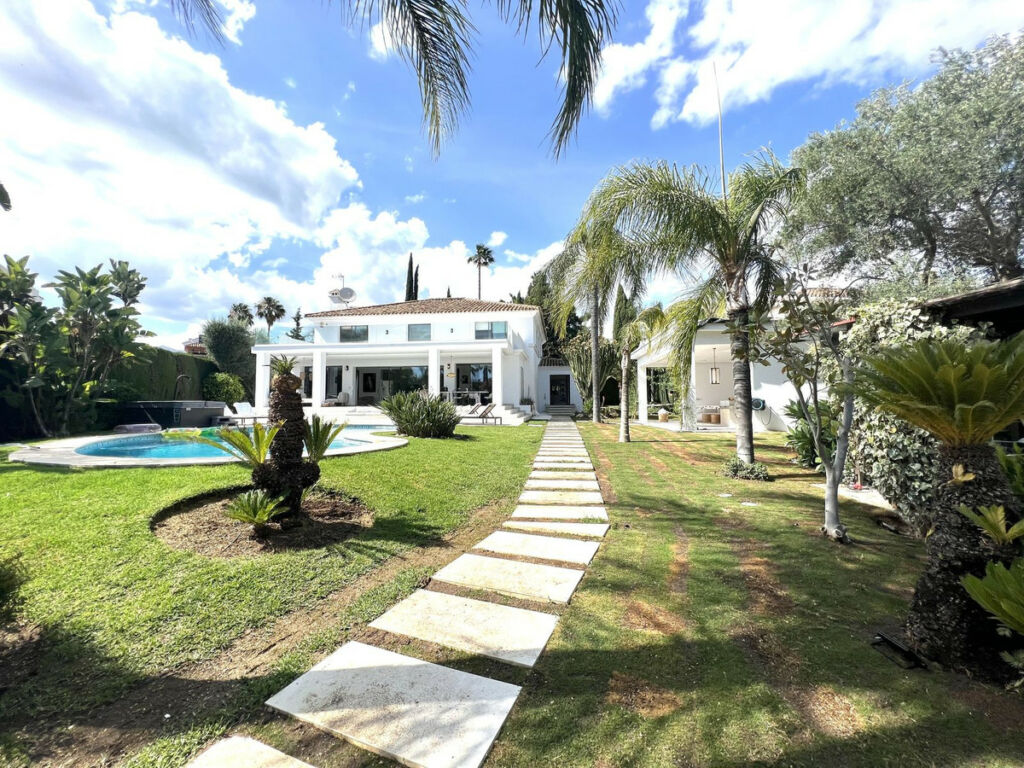 Detached Villa Nueva Andalucía Málaga - image 33