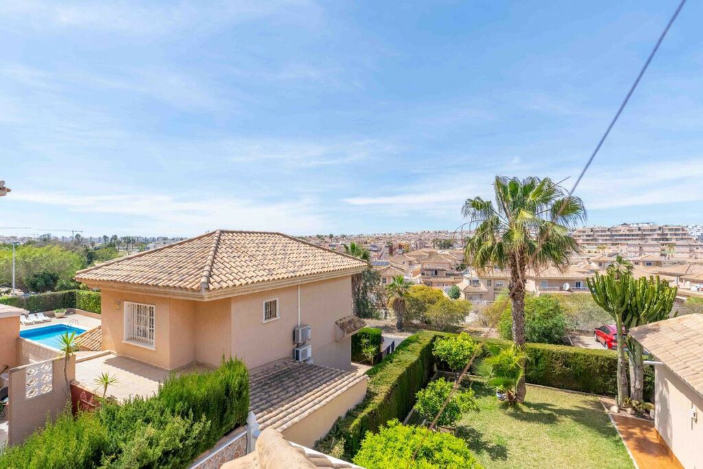 Detached Villa Punta Prima Alicante - image 2