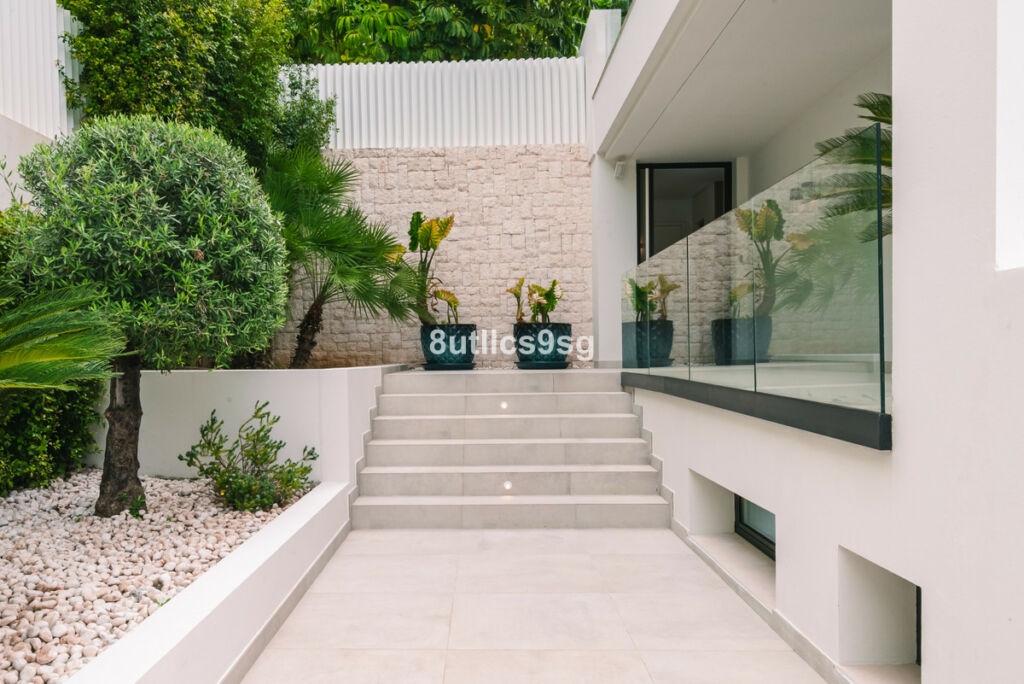 Detached Villa Nueva Andalucía Málaga - image 36