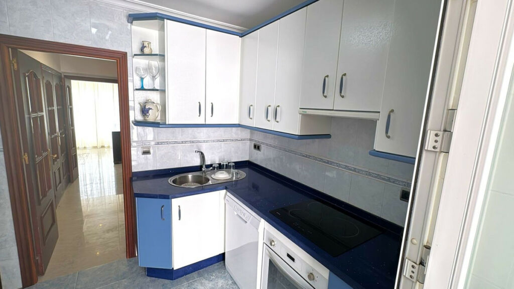 Detached Villa Estepona Málaga - image 4