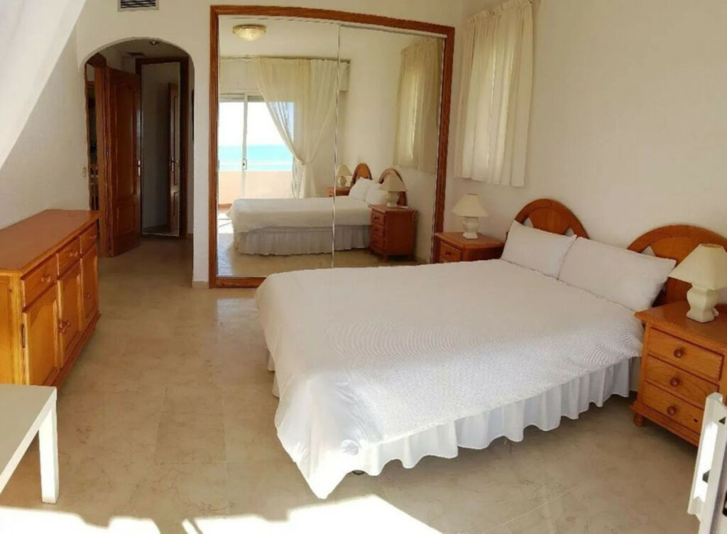 Middle Floor Apartment Estepona Málaga - image 4