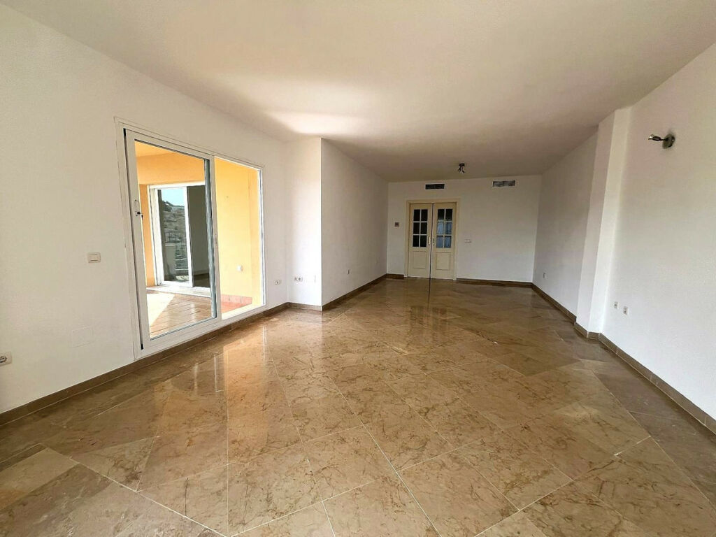 Middle Floor Apartment Calahonda Málaga - image 4