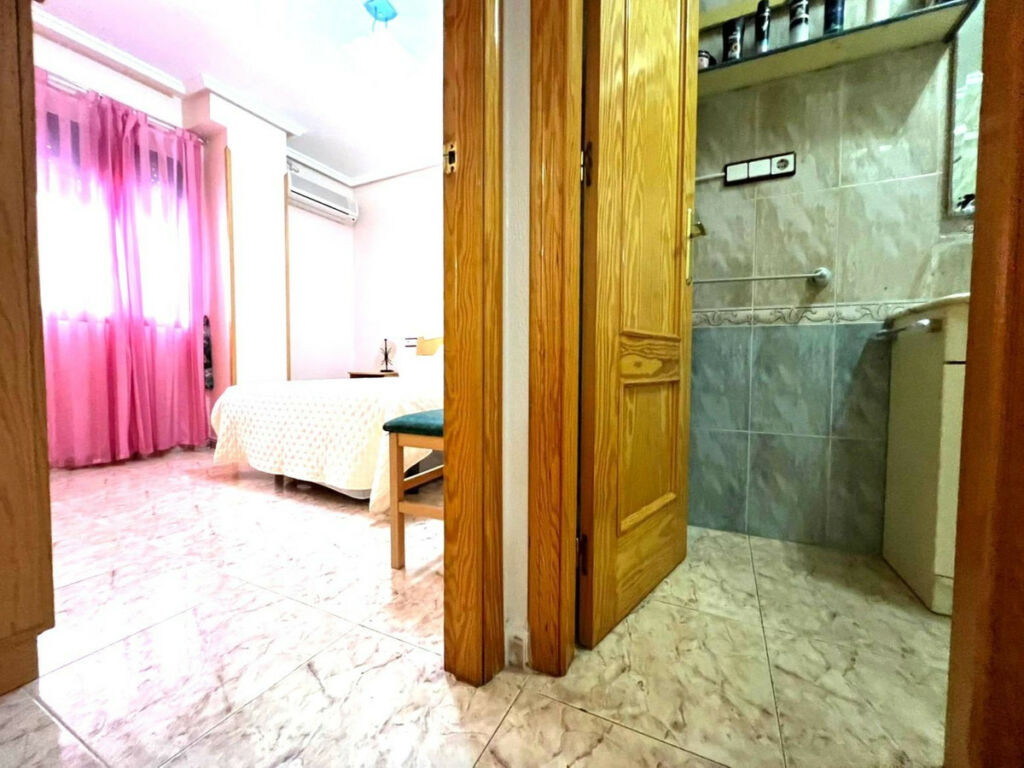 Middle Floor Apartment Guardamar del Segura Alicante - image 4