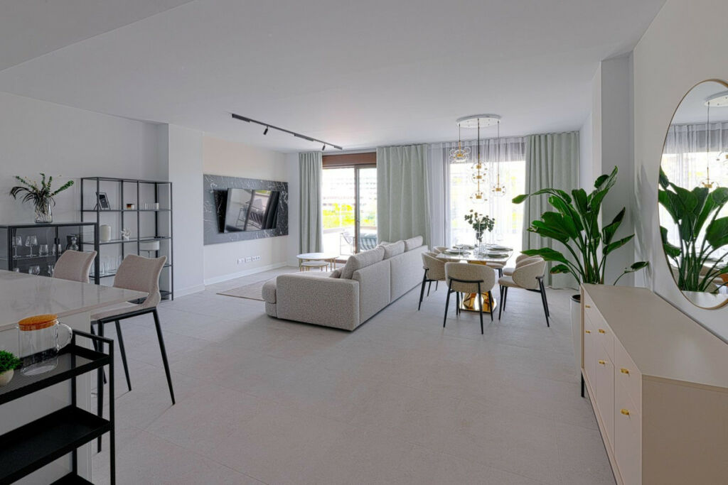Middle Floor Apartment Estepona Málaga - image 4