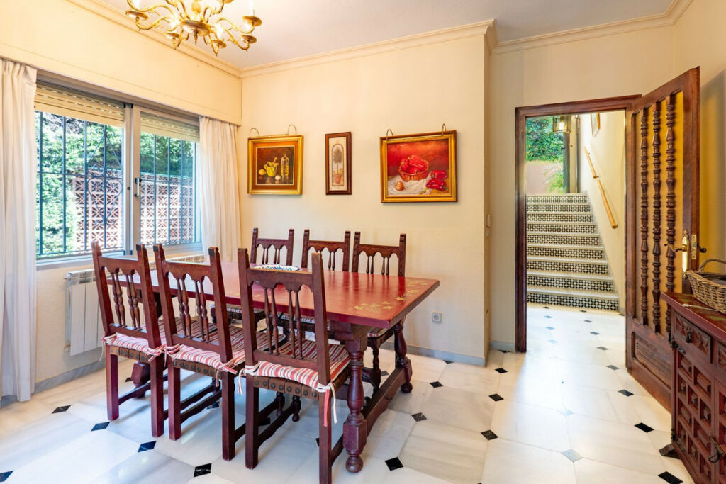 Detached Villa Nueva Andalucía Málaga - image 4