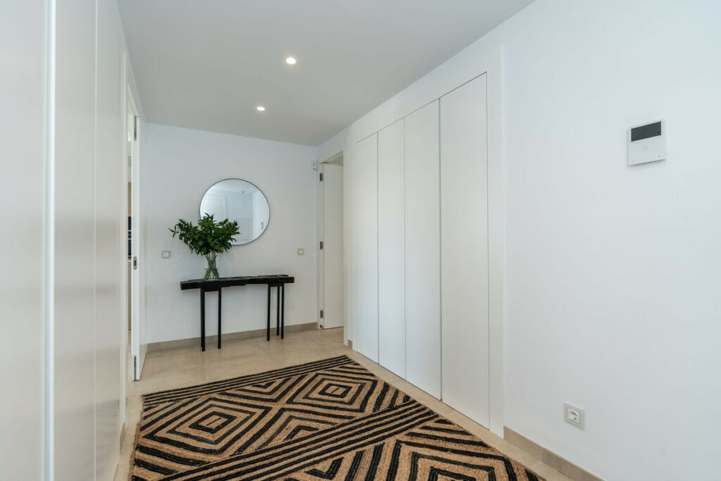Middle Floor Apartment Estepona Málaga - image 4