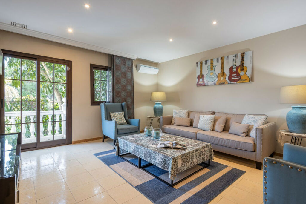 Detached Villa El Paraiso Málaga - image 4