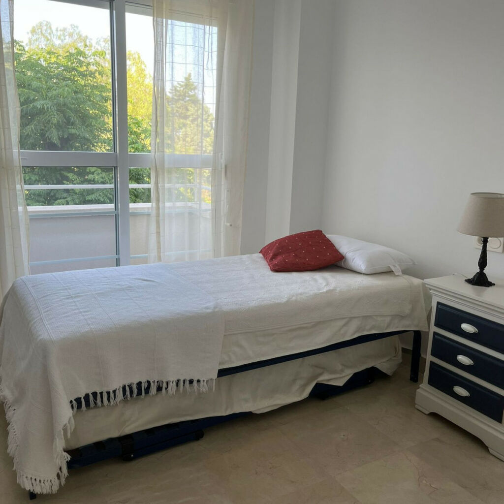 Middle Floor Apartment Estepona Málaga - image 4