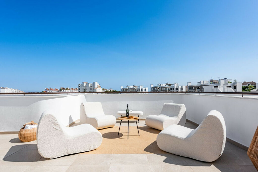 Middle Floor Apartment Estepona Málaga - image 4