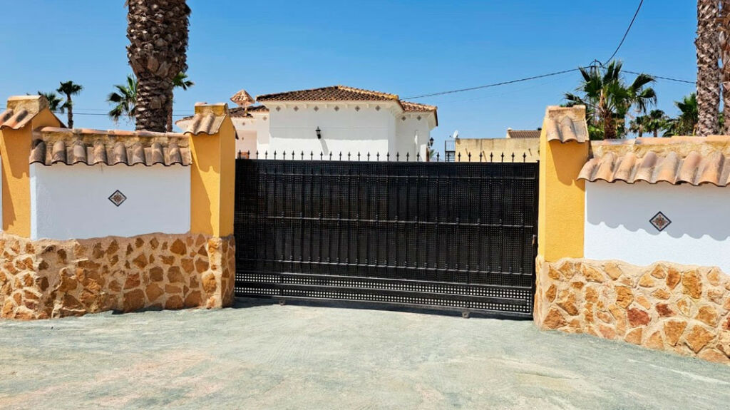 Detached Villa Catral Alicante - image 4