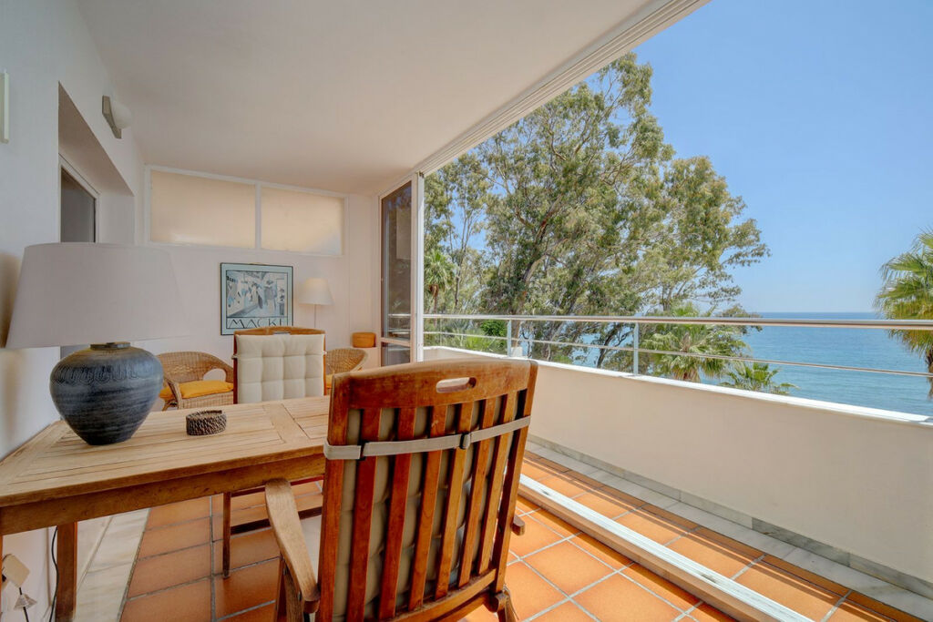 Middle Floor Apartment Estepona Málaga - image 4