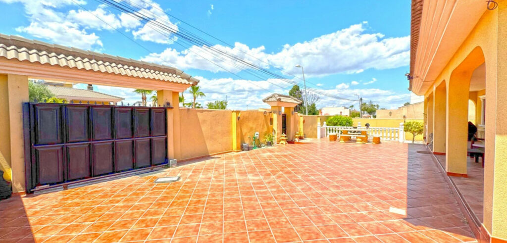 Detached Villa Torrevieja Alicante - image 4