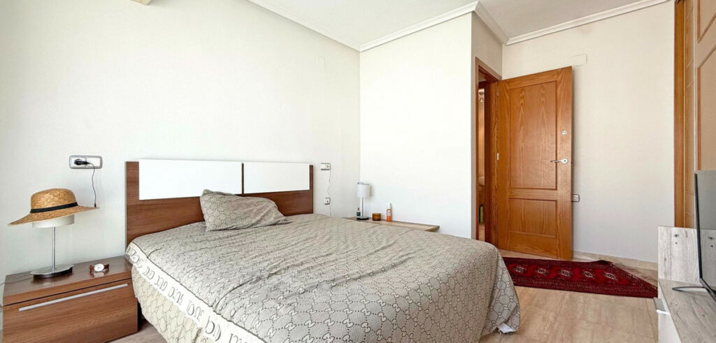 Middle Floor Apartment Torrevieja Alicante - image 4