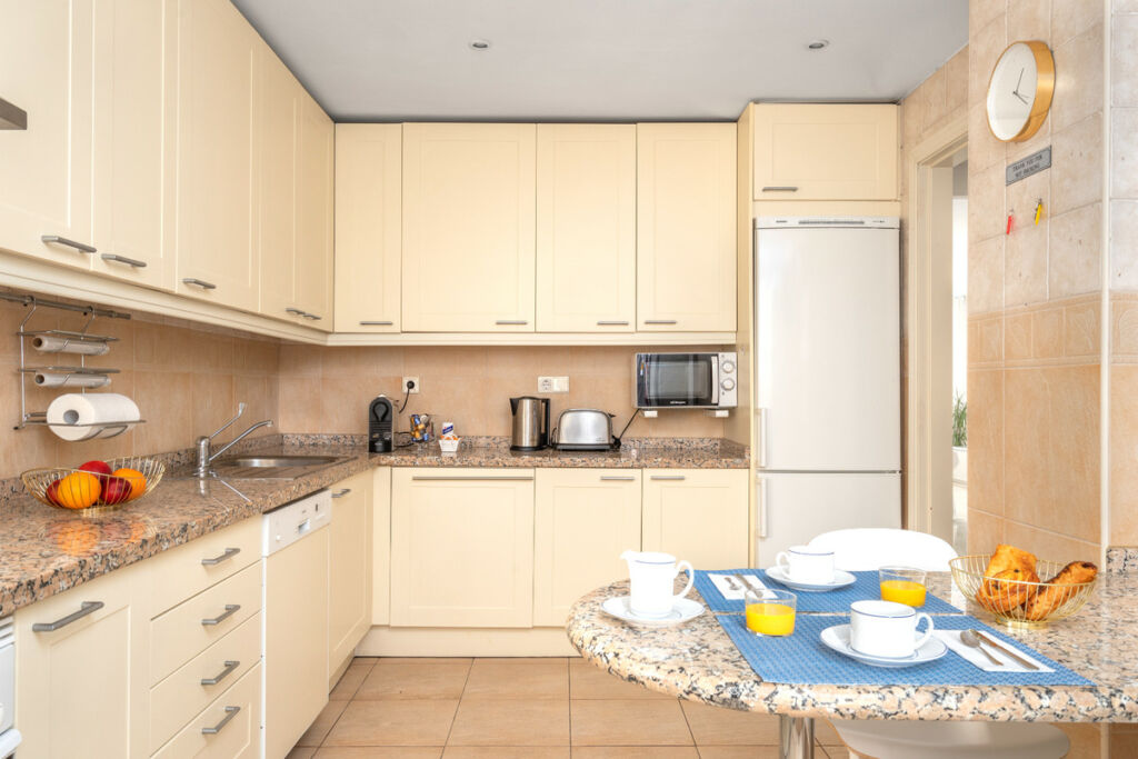 Middle Floor Apartment The Golden Mile Málaga - image 4