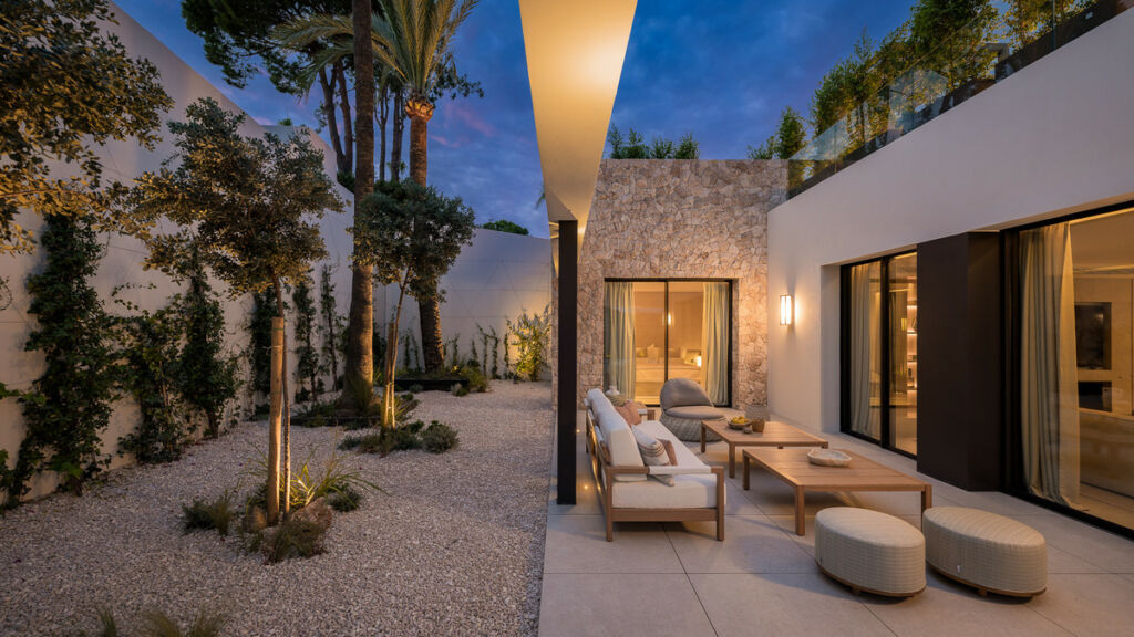 Detached Villa Nueva Andalucía Málaga - image 4