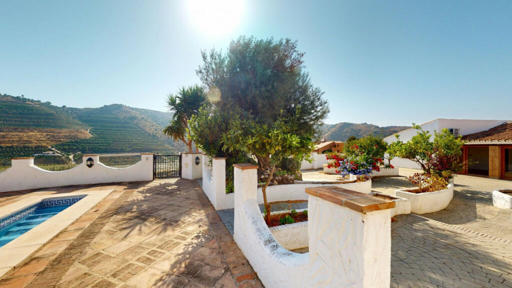 Detached Villa La Viñuela Málaga - image 4