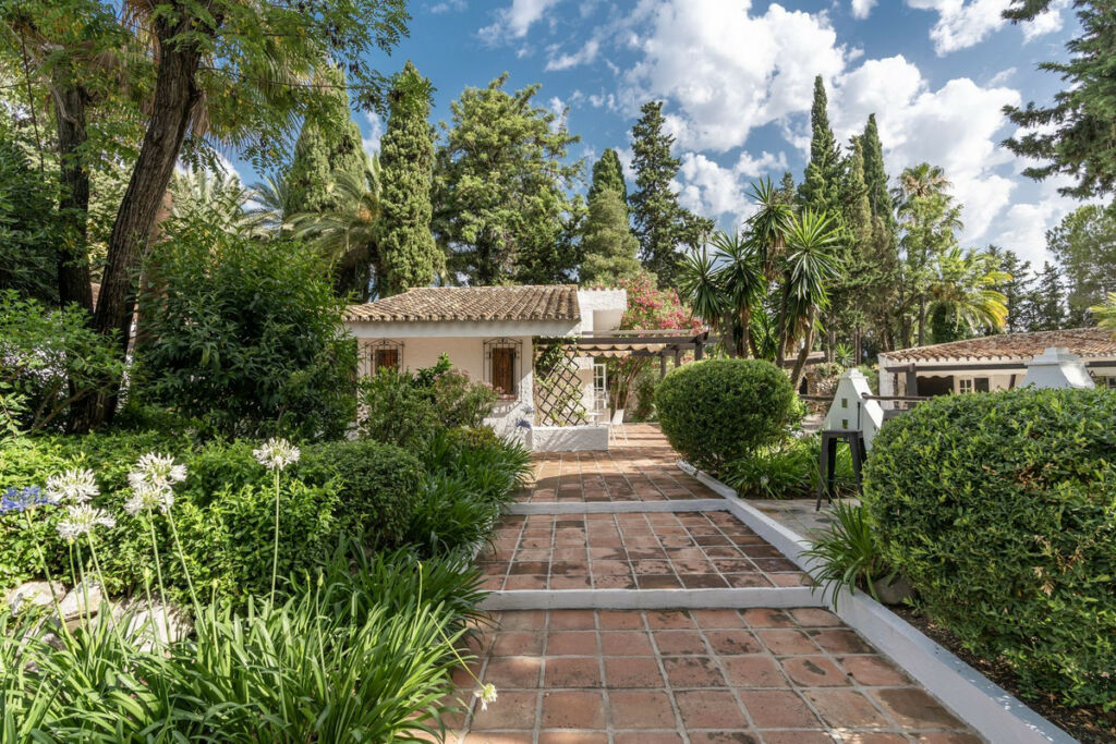 Detached Villa Estepona Málaga - image 5