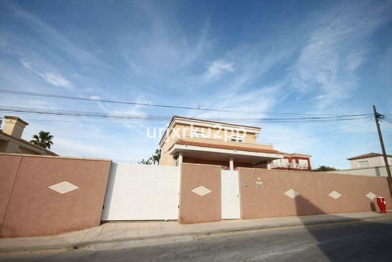 Detached Villa Aguas Nuevas Alicante - image 4