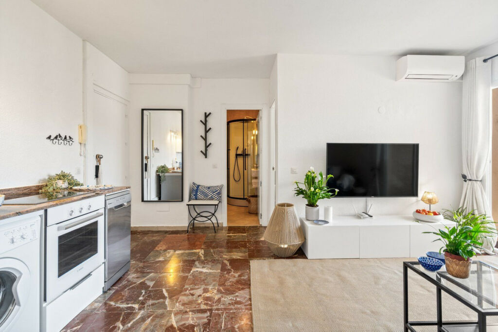 Middle Floor Apartment Estepona Málaga - image 4