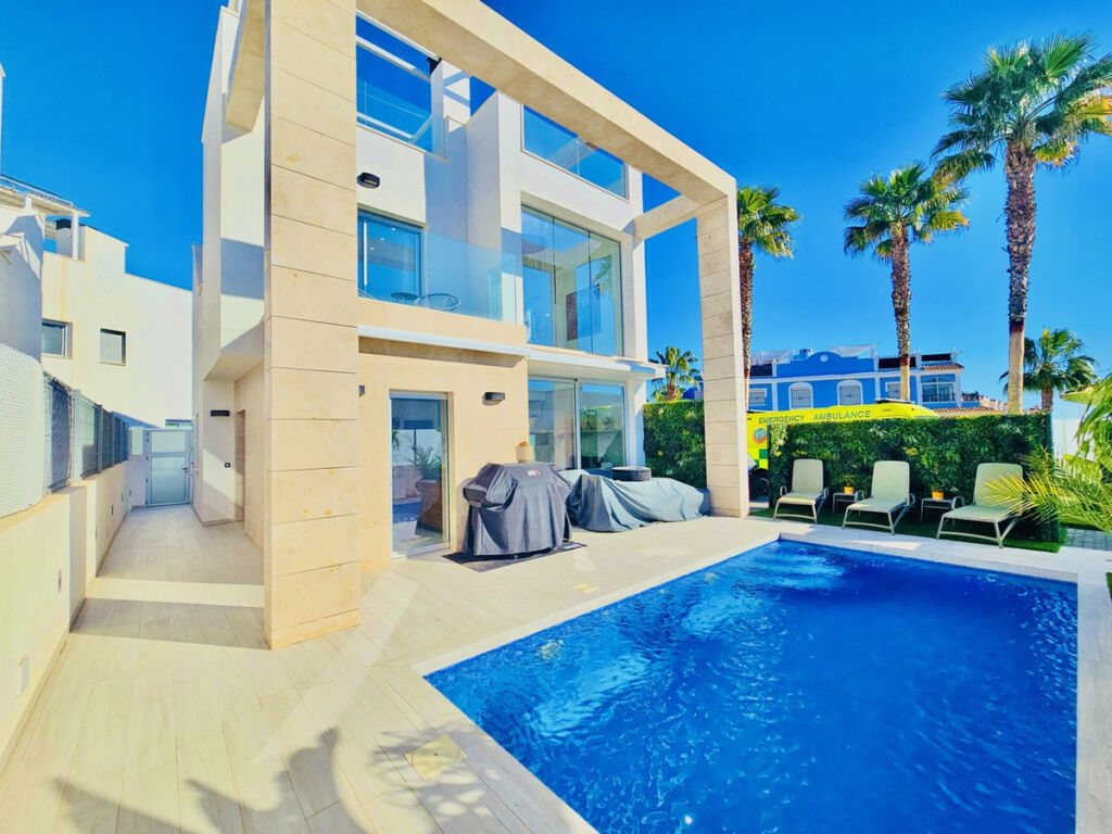 Detached Villa Cabo Roig Alicante - image 4