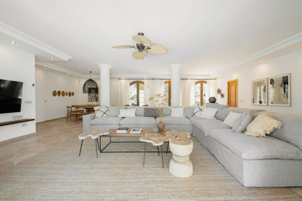 Detached Villa Estepona Málaga - image 4