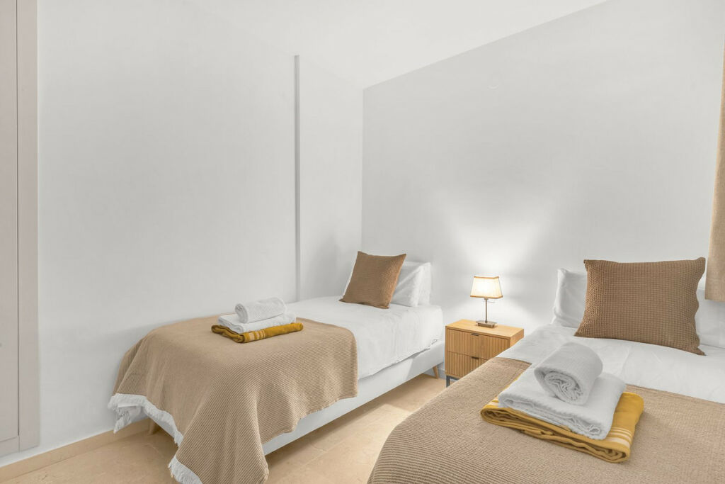 Middle Floor Apartment Estepona Málaga - image 4