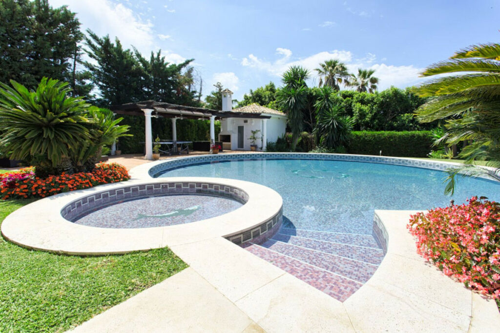 Detached Villa Nagüeles Málaga - image 4