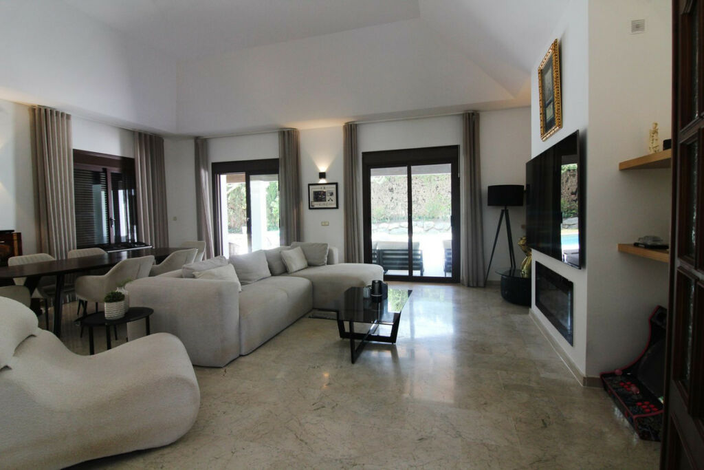 Detached Villa El Paraiso Málaga - image 4