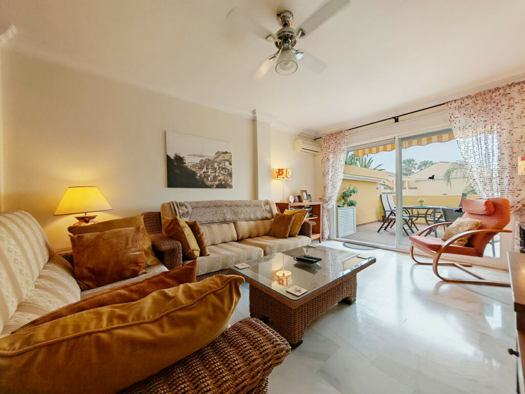 Middle Floor Apartment Elviria Málaga - image 4