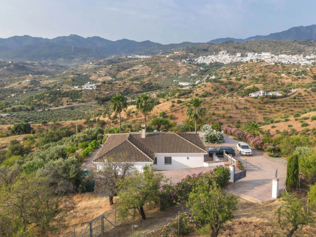 Detached Villa Guaro Málaga - image 4